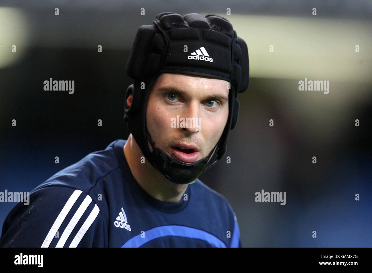 Chelsea goalkeeper Petr Cech wearing his protective chin guard during the  pre-match warm up Stock Photo - Alamy