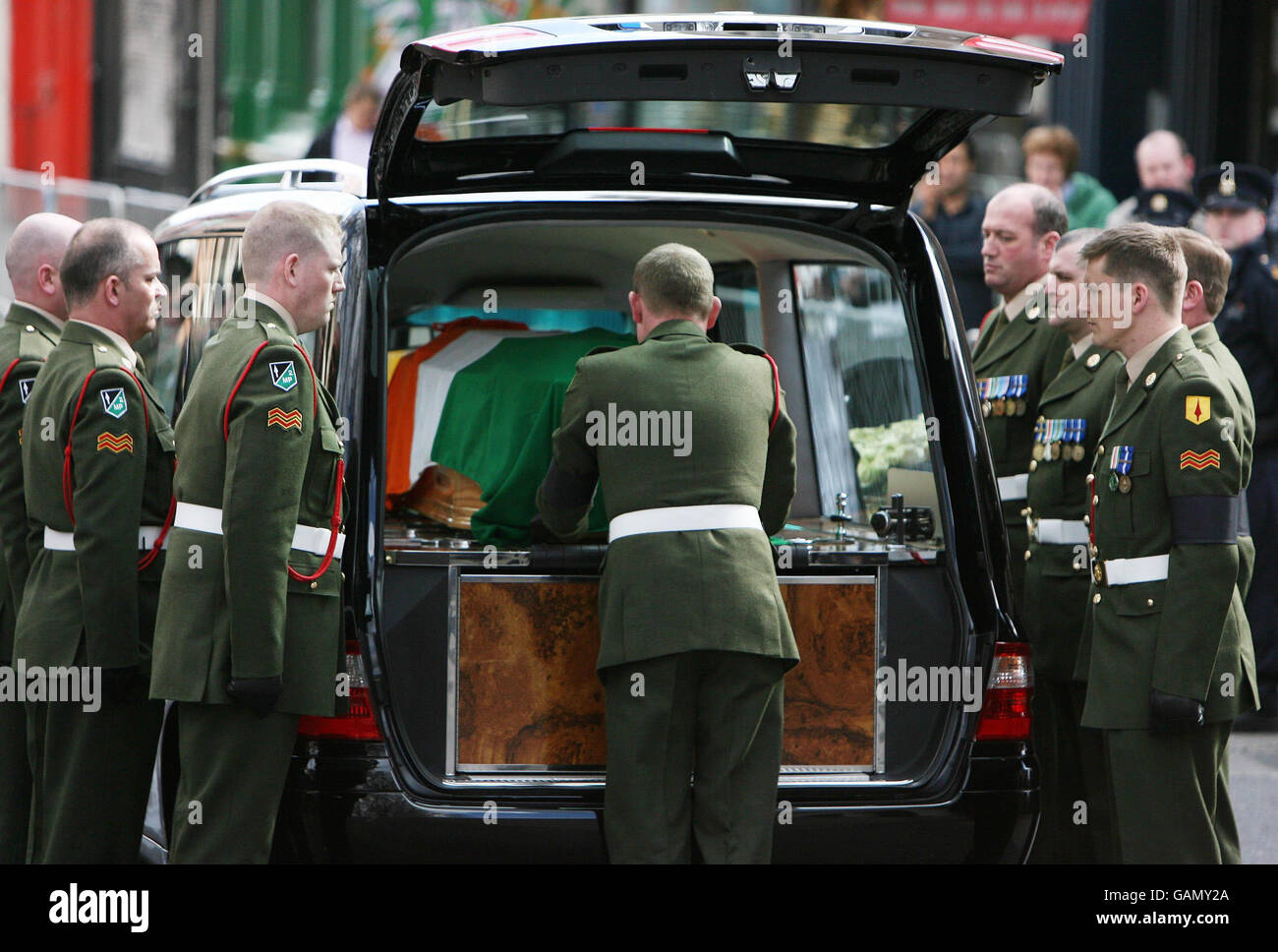 The remains of former Irish President Patrick Hillery are brought to Pro-Cathedral, Marlborough Street, Dublin. Stock Photo
