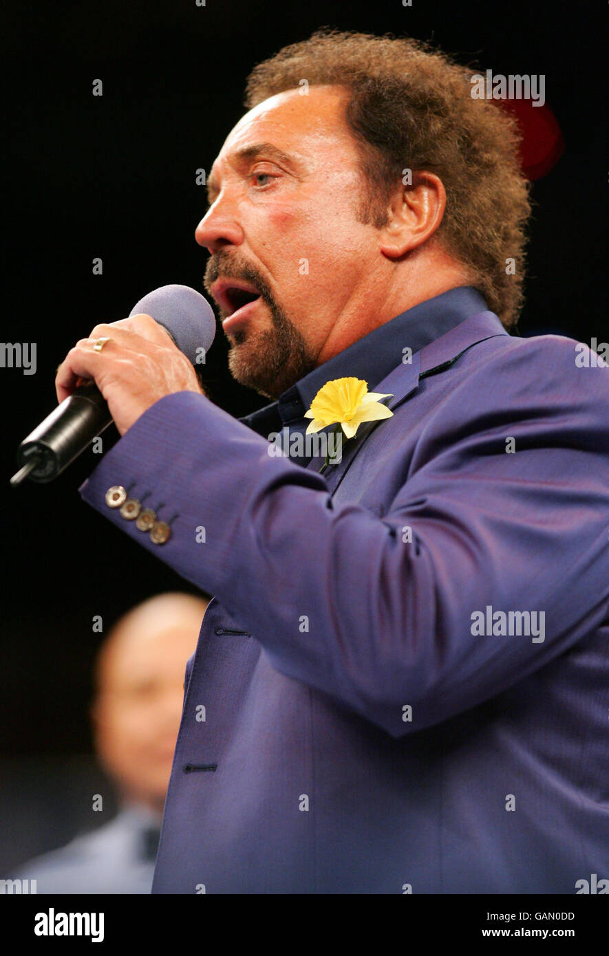 Welshman Sir Tom Jones signs the Welsh national anthem before watching Wales' Joe Calzaghe points victory over USA's Bernard Hopkins before the Light-Heavyweight Title at Thomas & Mack Center, Las Vegas, USA. Stock Photo