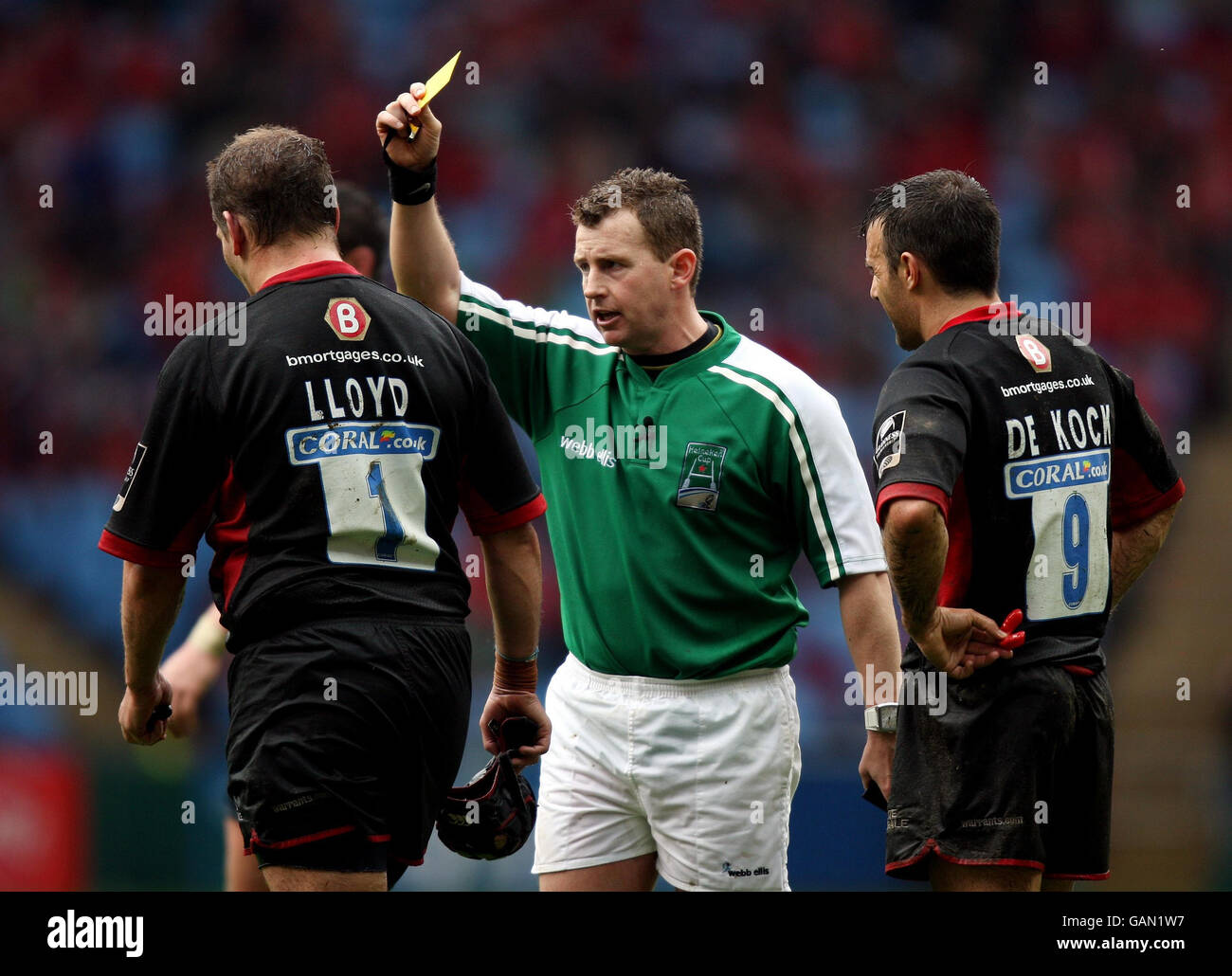 Referee Nigel Owens sin bins Saracens Nick Lloyd during the Heineken Cup Semi Final at the Ricoh Arena, Coventry. Stock Photo