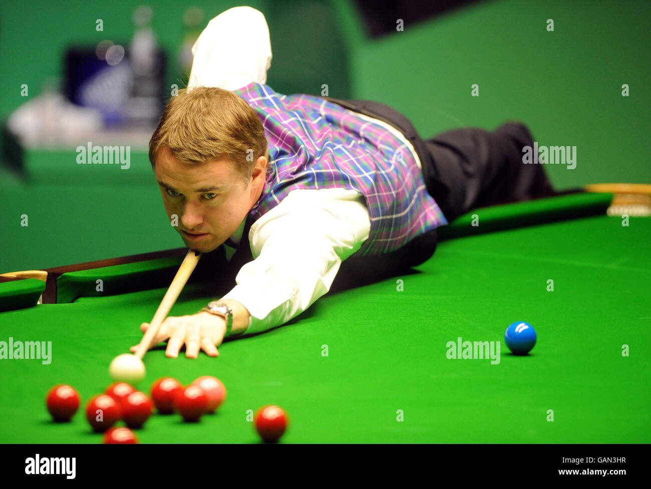 Stephen Hendry at the table during his semi final match during the 888 World Snooker Championship at the Crucible Theatre, Sheffield Stock Photo