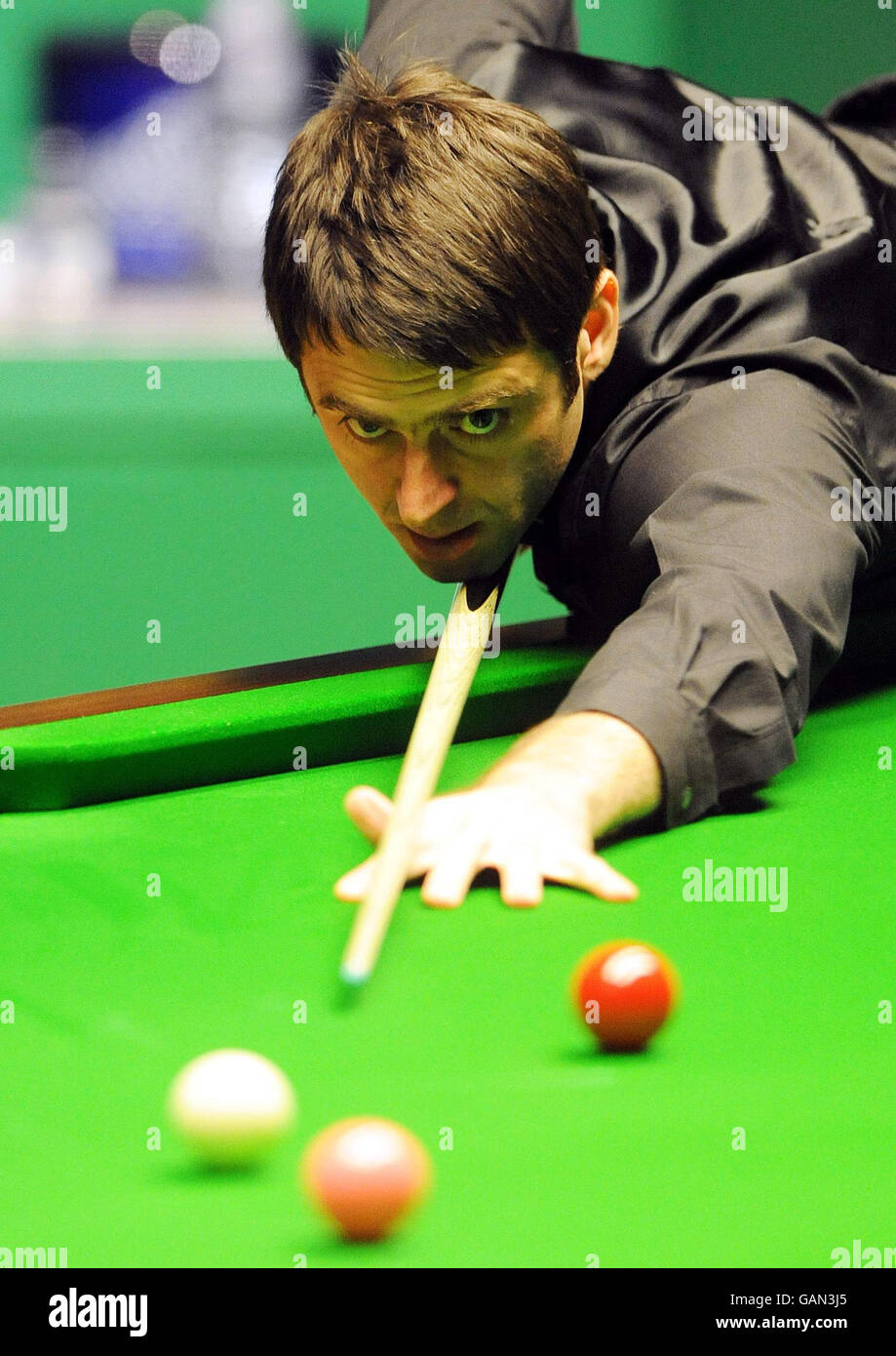 Ronnie osullivan table final 888 com world snooker championship crucible theatre hi-res stock photography and images