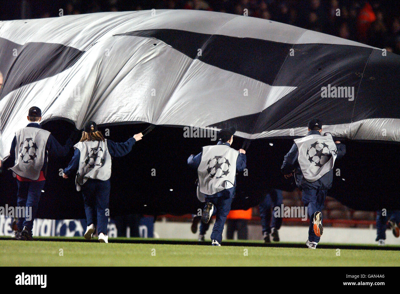 The ballboys surround the giant starball logo in the centre circle Stock Photo Alamy