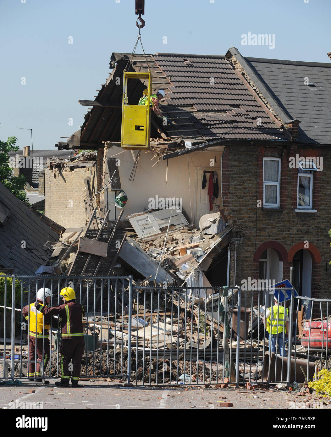 House gas explosion debris damage hi-res stock photography and images ...