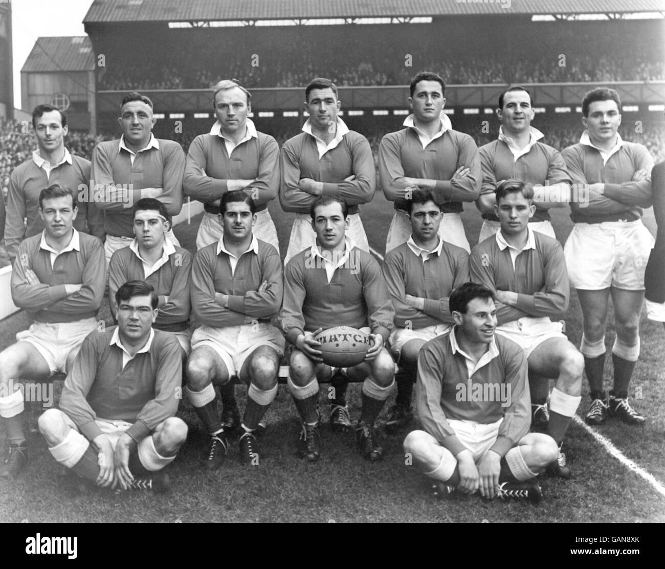 Wales team group: (back row, l-r) Gordon Wells, Ray Prosser, Rhys Williams, John Faull, Roddy Evans, Don Devereux, Haydn Morgan; (middle row, l-r) Lloyd Williams, Cyril Davies, Malcolm Thomas, Clem Thomas, John Collins, Terry Davies; (front row, l-r) Bryn Meredith, Cliff Morgan Stock Photo