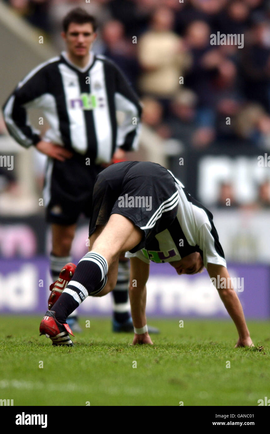 Jonathan Woodgate of Newcastle United stretches his right calf during the match against Chelsea Stock Photo