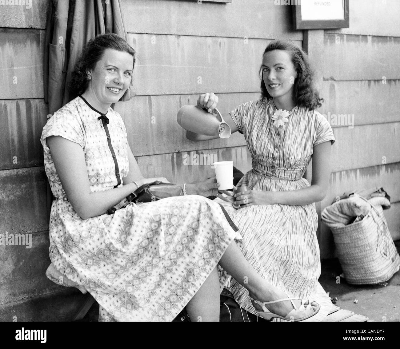 Wimbledon stadium 1950s hi-res stock photography and images - Alamy