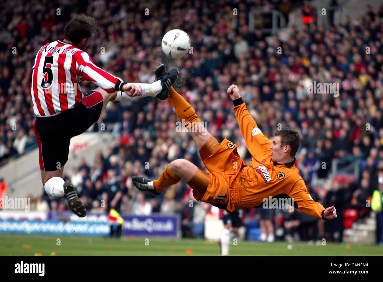 Southampton's Claus Lundekvam blocks the scissor kick from Wolverhampton Wanderers' Kenny Miller Stock Photo