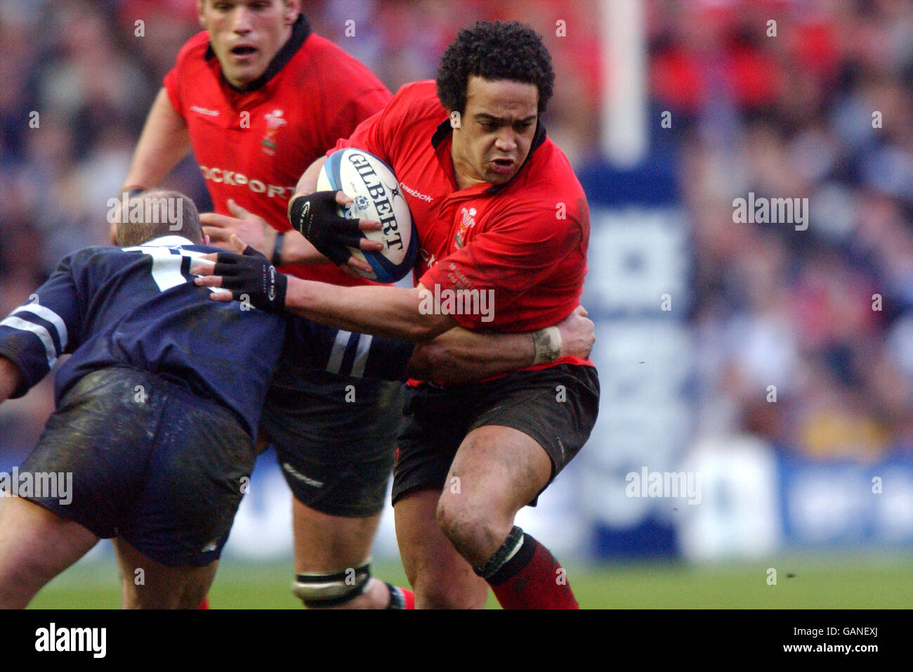 Rugby Union - The RBS Six Nations Championship - Scotland v Wales. Wales' Gavin Thomas (r) resists the challenge from Scotland's Gregor Townsend (l) Stock Photo