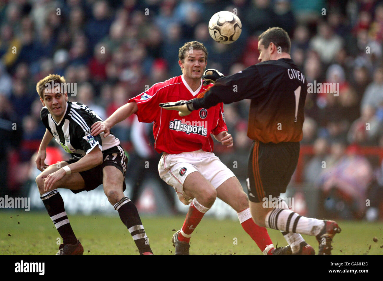 Soccer - FA Barclaycard Premiership - Charlton Athletic v Newcastle United. Charlton Athletic's Jonatan Johansson watches as Newcastle United's goalkeeper Shay Given clears as Jonathan Woodgate closes in Stock Photo