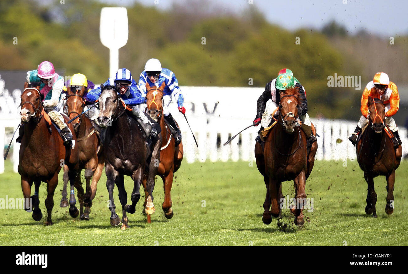 Sir Gerry, ridden by Jamie Spencer (green cap) go on to win the O'connell London Wasps Pavilion Stakes at Ascot Racecourse. Stock Photo