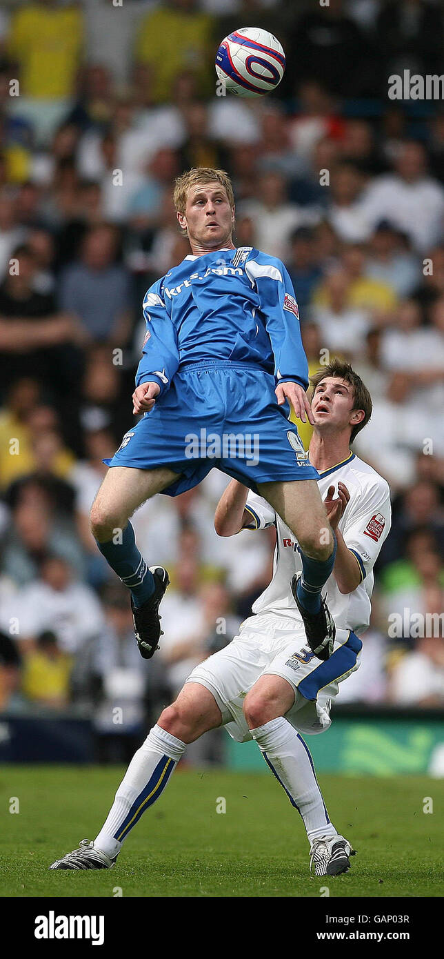 Soccer - Coca-Cola Football League One - Leeds United v Gillingham - Elland Road. Gillingham's Simon King and Leeds United's Paul Huntington battle for the ball during the Coca-Cola League One match at Elland Road, Leeds. Stock Photo