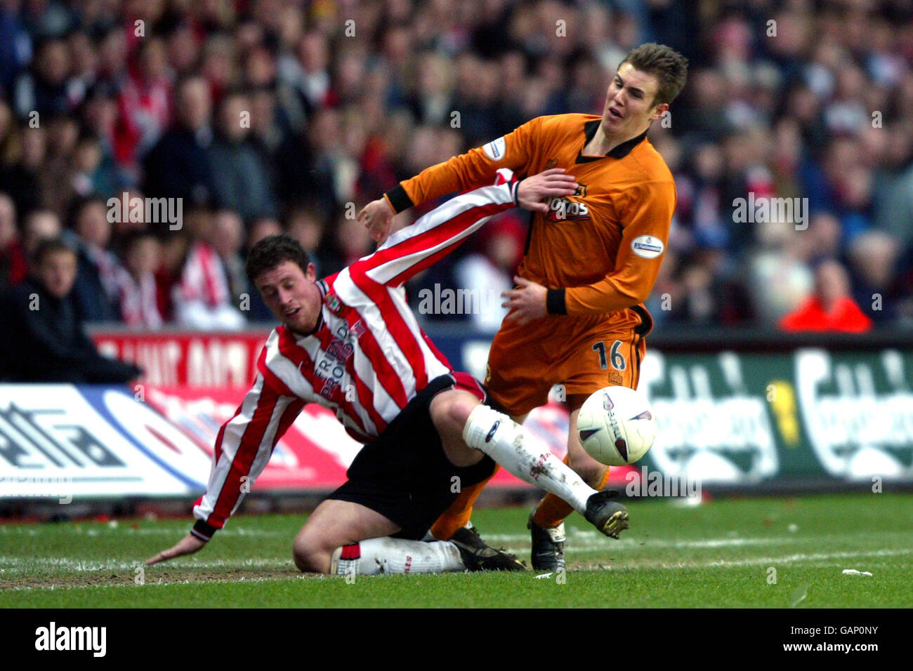 Southampton's Wayne Bridge (l) and Wolverhampton Wanderers' Kenny Miller (r) battle for the ball Stock Photo