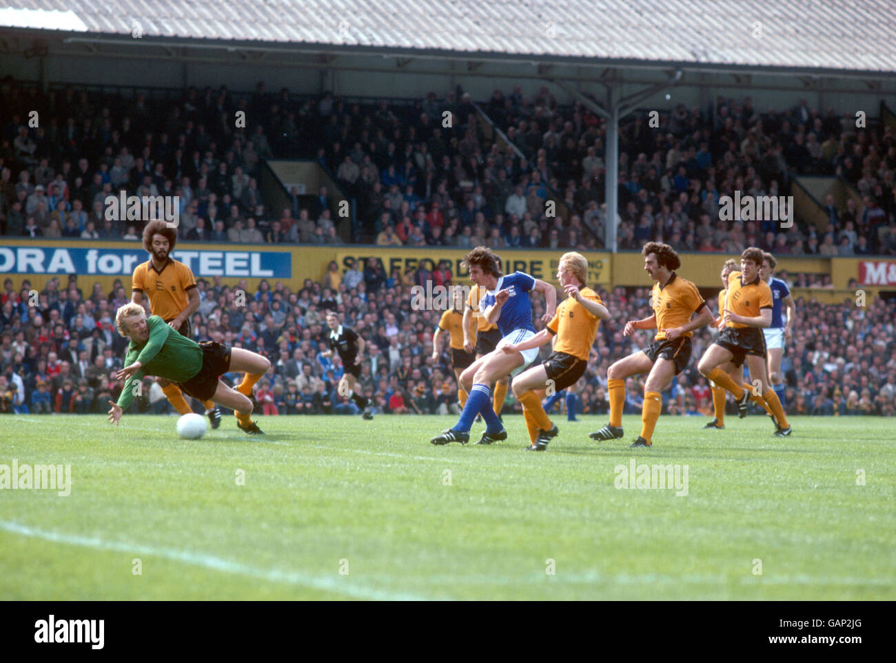 Wolverhampton Wanderers goalkeeper Paul Bradshaw (second l) dives to save from Ipswich Town's Paul Mariner (third l), watched by teammates George Berry (l), Willie Carr (third r), Geoff Palmer (second r) and Emlyn Hughes (r) Stock Photo