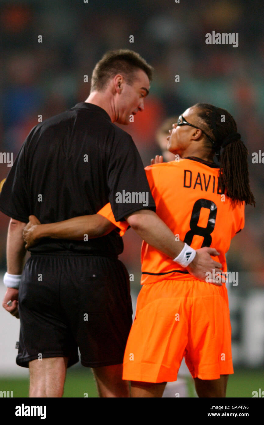 Soccer - European Championships 2004 Qualifying - Group Three - Holland v Czech Republic. Holland's Edgar Davis and referee Kim Milton Nielsen make up after a dispute Stock Photo