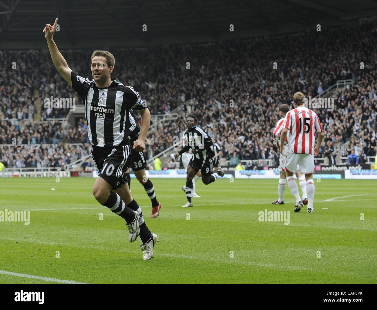 Newcastle's Michael Owen celebrates his opening goal during the Barclays Premier League match at St James' Park, Newcastle. Stock Photo