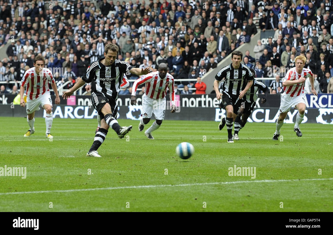 Newcastle's Michael Owen scores a penalty during the Barclays Premier League match at St James' Park, Newcastle. Stock Photo