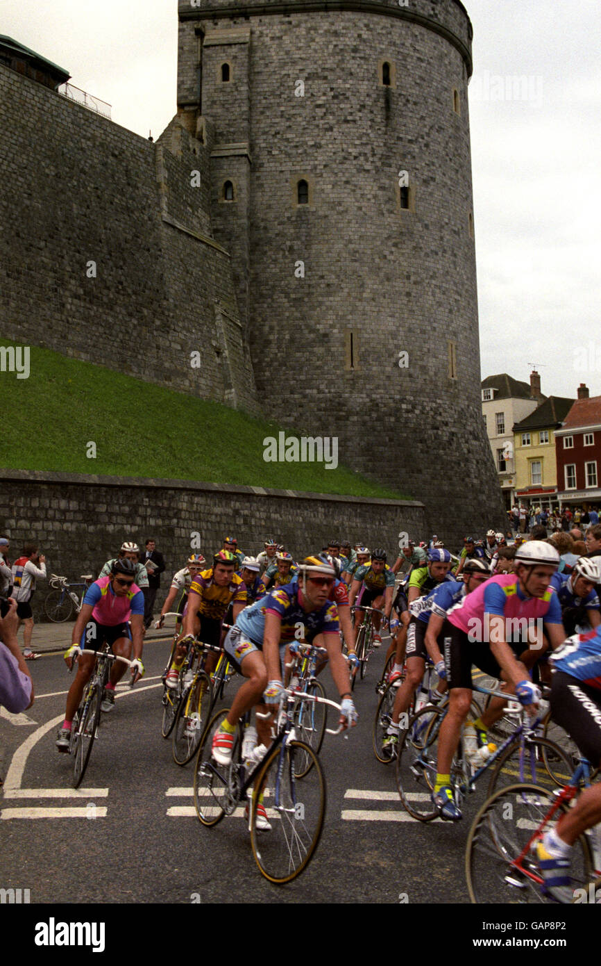 Cycling - Kelloggs Tour of Britain - Windsor - 1991. Cyclists pass Windsor Castle this morning (Tuesday) at the start of the Kelloggs Tour of Britain Stock Photo