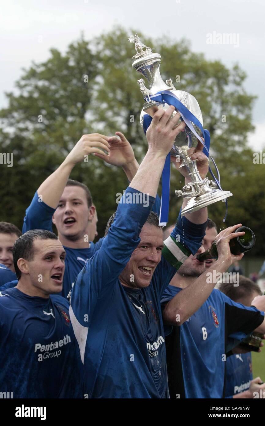 Bangor City's captain Marc Limbert celebrates with the Welsh Cup after beating Llanelli 4-2 in extra time Stock Photo