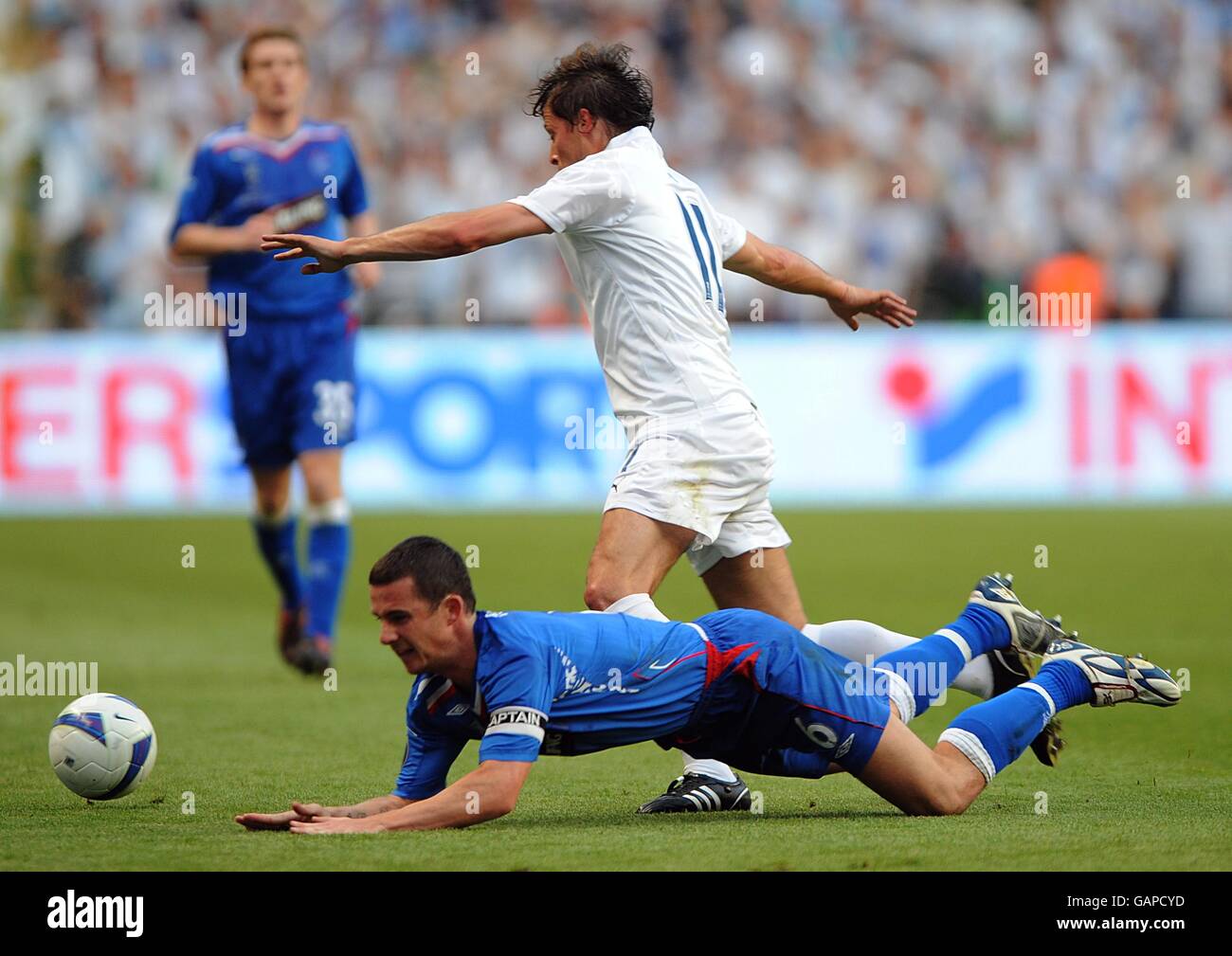 Rangers' Barry Ferguson (right) and FC Zenit Saint Petersburg's Radek Sirl battle for the ball. Stock Photo