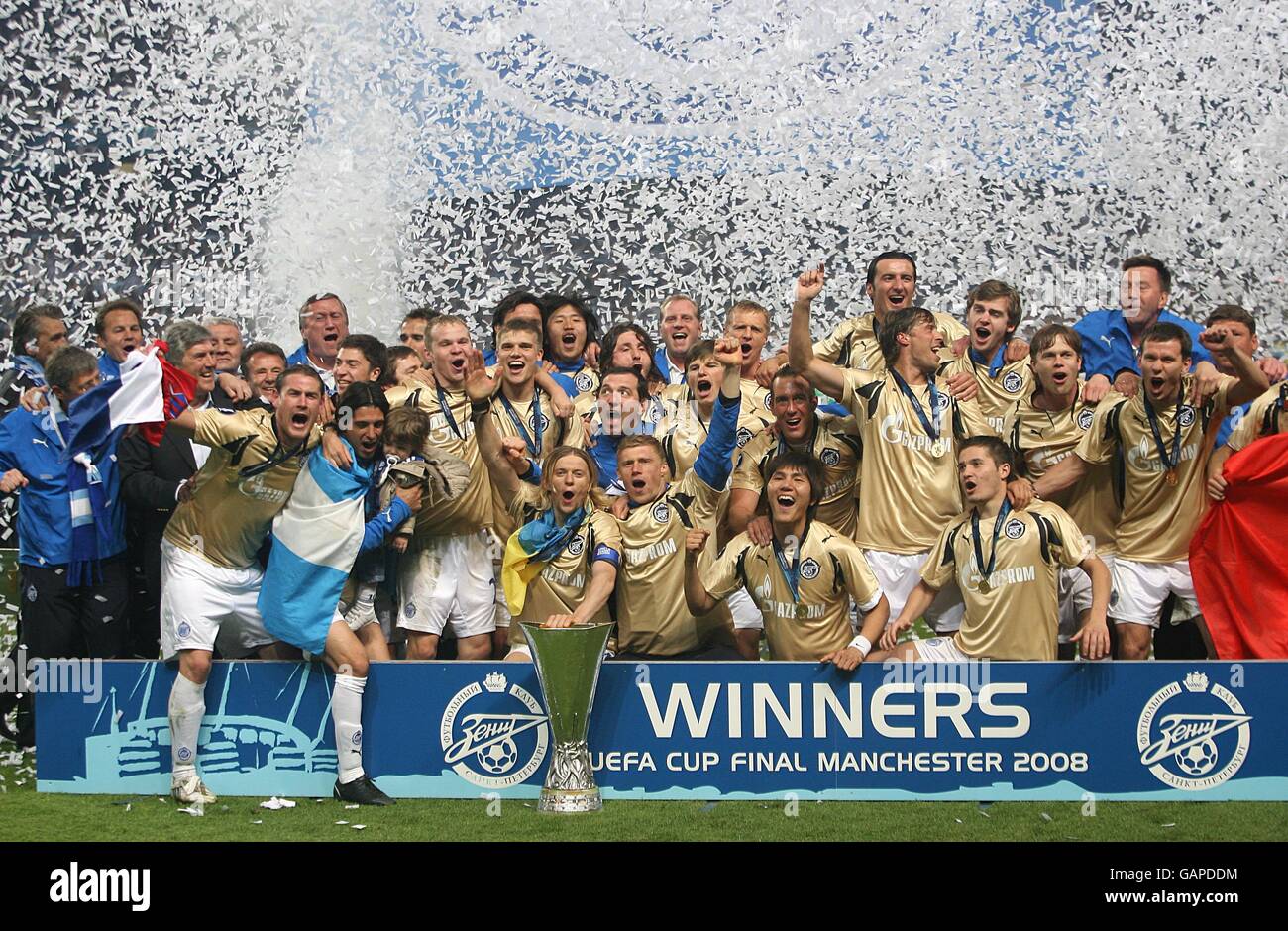 Fc zenit saint petersburg celebrate winning the uefa cup final hi-res