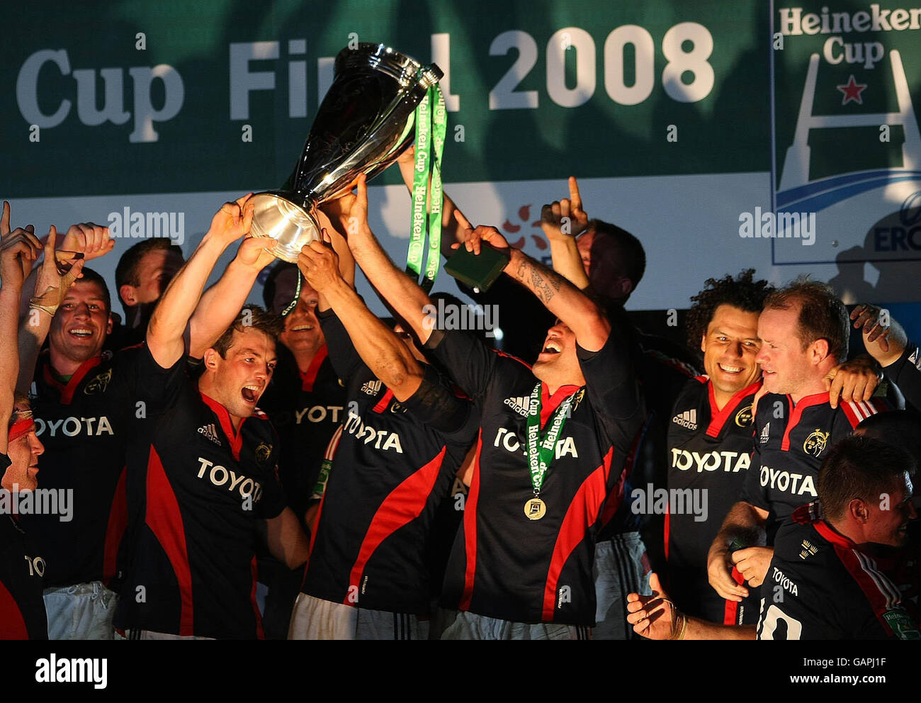 Munster celebrate after heineken cup final millennium stadium hi