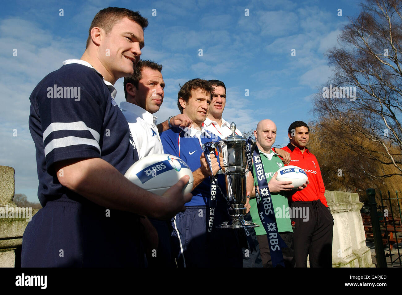 L-R: The team captains in Hyde Park for the launch of the RBS Six Nations: Scotland's Gordon Bulloch, Italy's Alessandro Troncon, France's Fabian Galthie, England's Martin Johnson, Ireland's Keith Wood and Wales' Colin Charvis Stock Photo