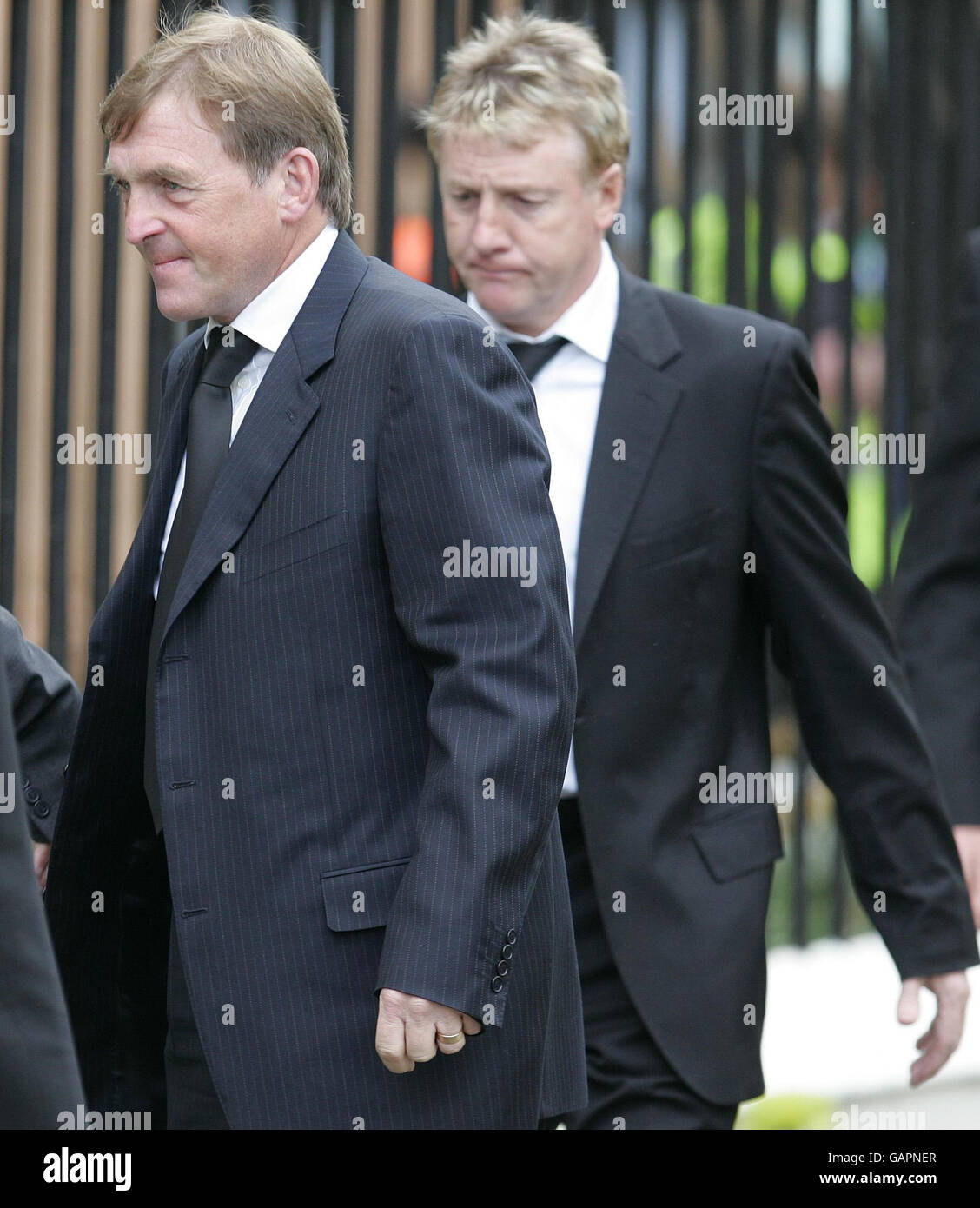 Tommy Burns funeral. Kenny Dalglish (left) and Frank McAvennie outside St Mary's Church, Glasgow, for the funeral of Celtic legend Tommy Burns. Stock Photo