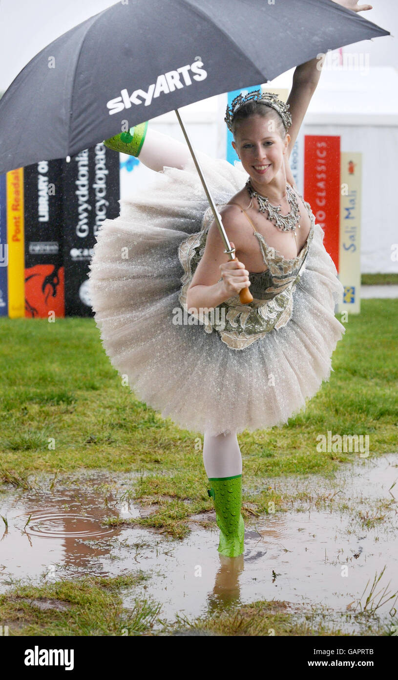 Jenna Lee, 24, a ballerina from the English National Ballet takes a break  from performing to enjoy weather at the Hay Festival Stock Photo - Alamy