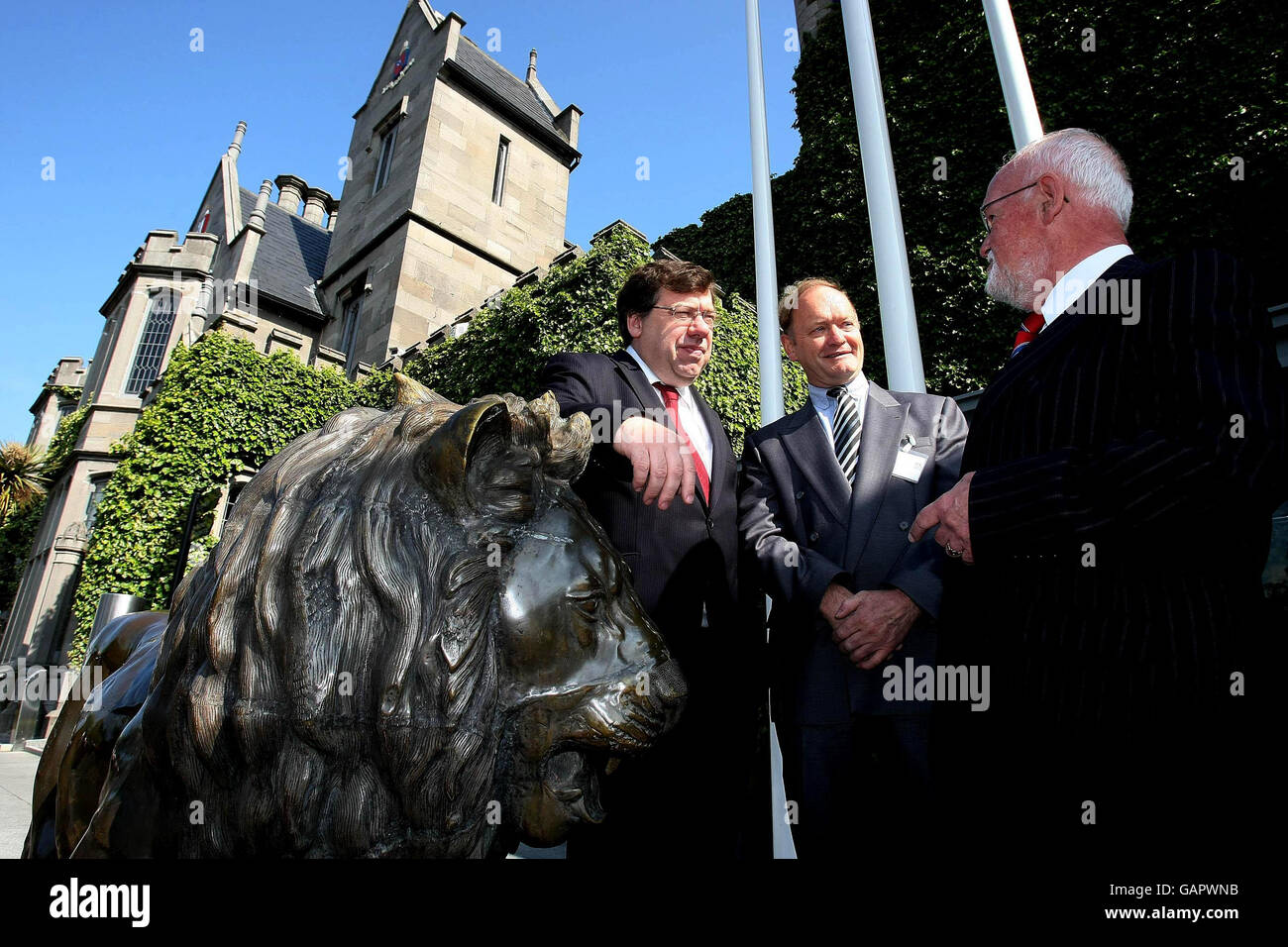 Taoiseach Brian Cowen (left) with D.I.F. Lucey, President of the IPA and John Cullen, Director General of the IPA, before addressing the Institute of Public Administration's national conference on the topic of: 'A Public Service for the Future? The OECD Challenge', in Clontarf Castle, Dublin. Stock Photo