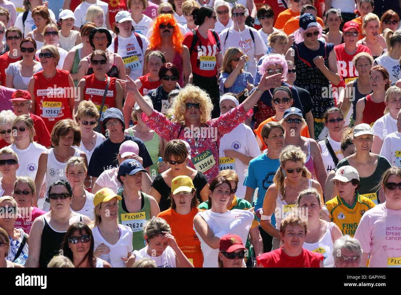 000 runners cross the hi-res stock photography and images - Alamy