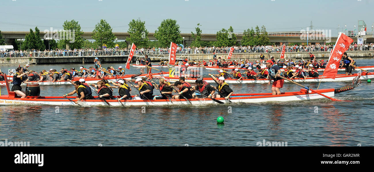 Une tête de dragon prise lors d'une danse du dragon chinois au Londres Hong  Kong Dragon Boat Festival, Royal Albert Docks, London 2011 Photo Stock -  Alamy