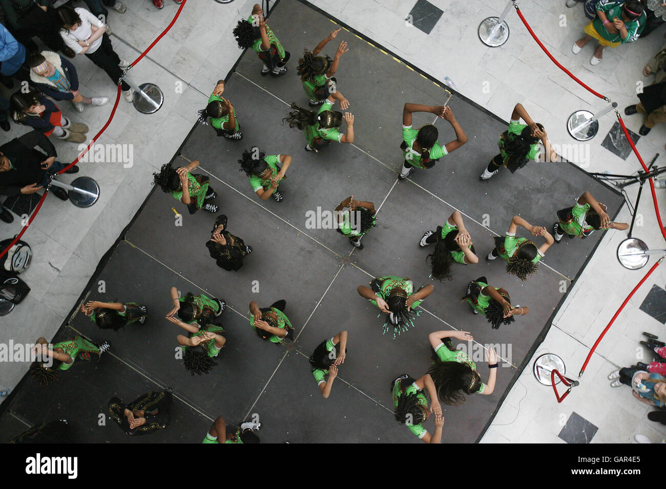 group-photo-irish-dancers-hi-res-stock-photography-and-images-alamy