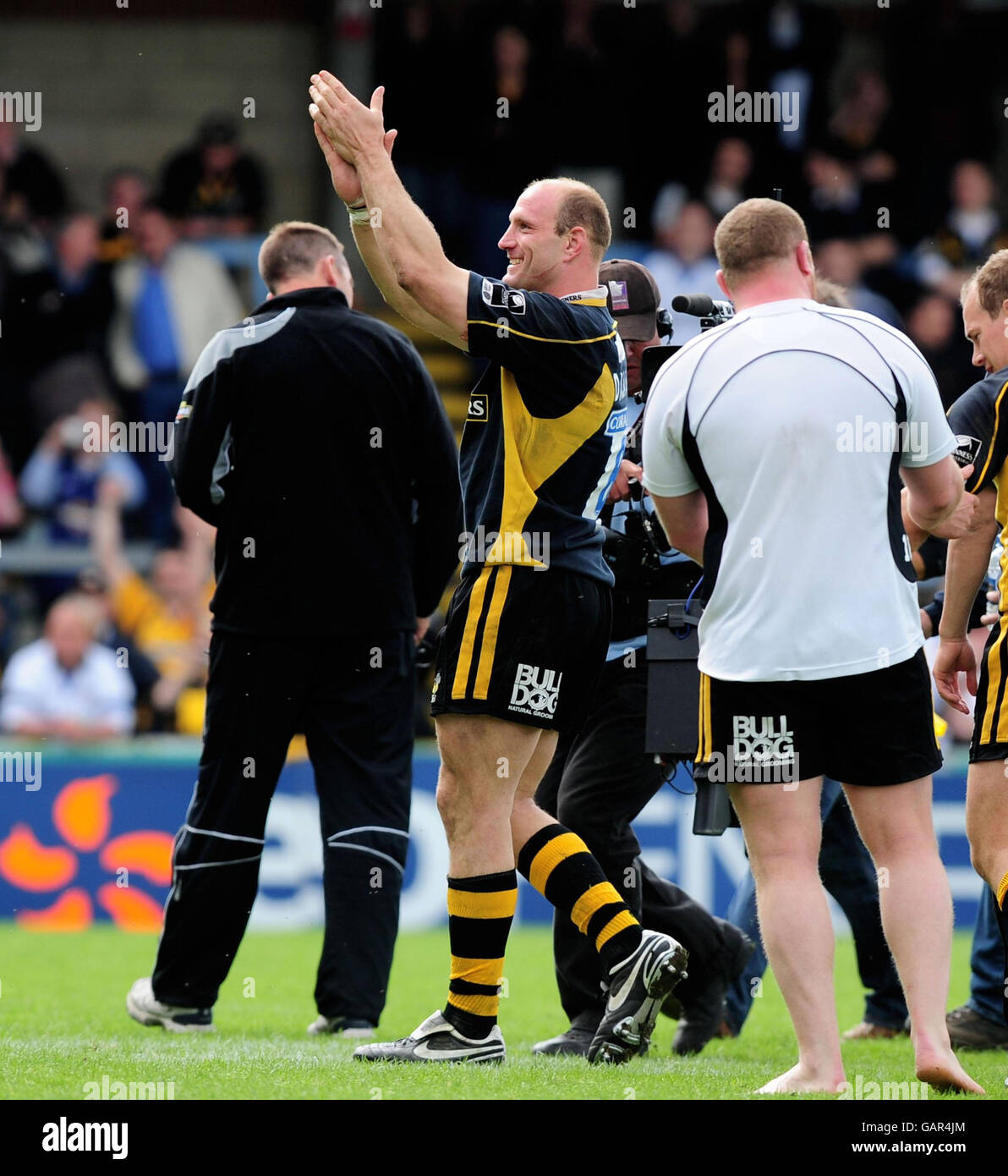 Wasps Lawrence Dallaglio Waves Goodbye To The Fans After His Last Game wasps-lawrence-dallaglio-waves-goodbye-to-the-fans-after-his-last-game