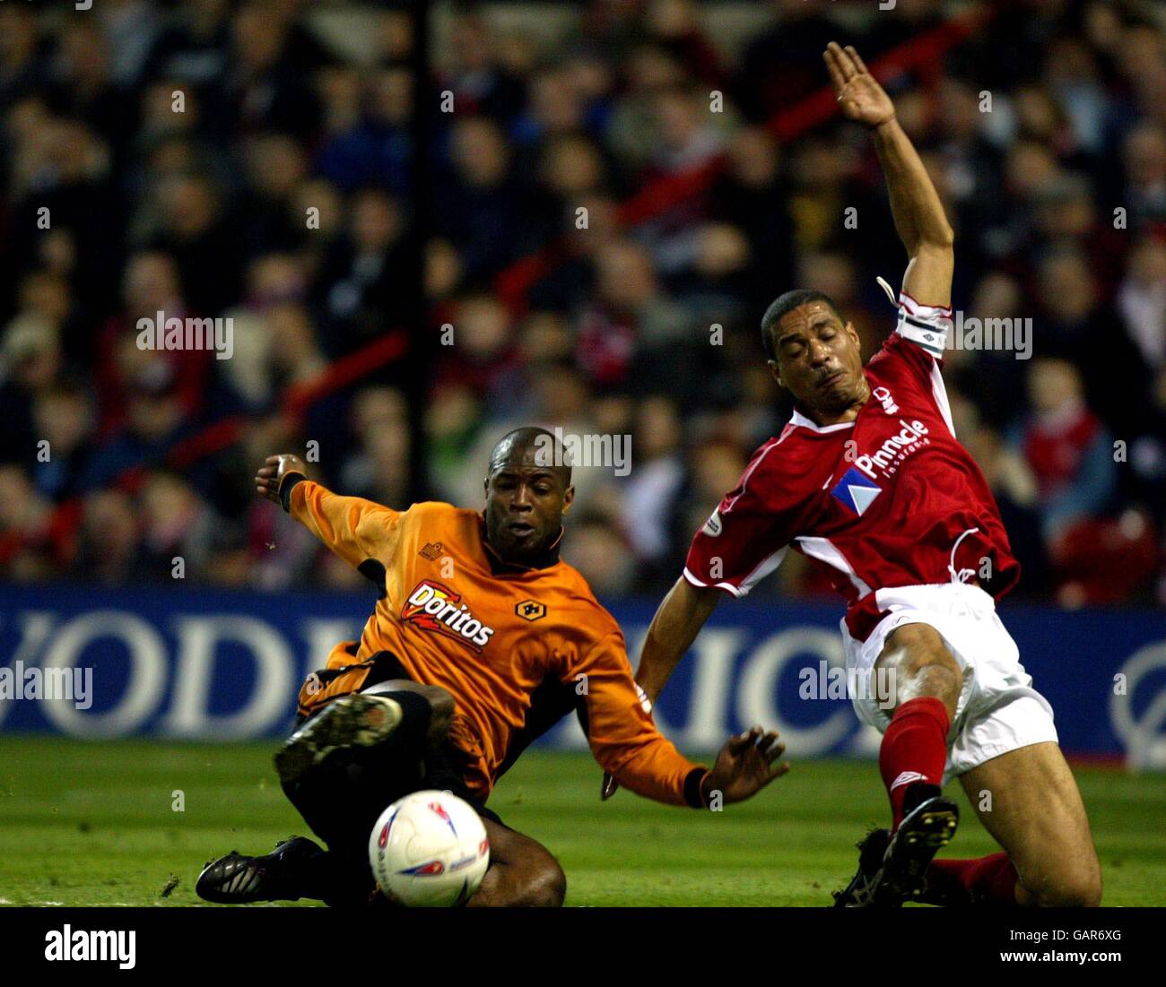 Nottingham Forest's Des Walker (r) and Wolverhampton Wanderers' Nathan Blake battle for the ball Stock Photo