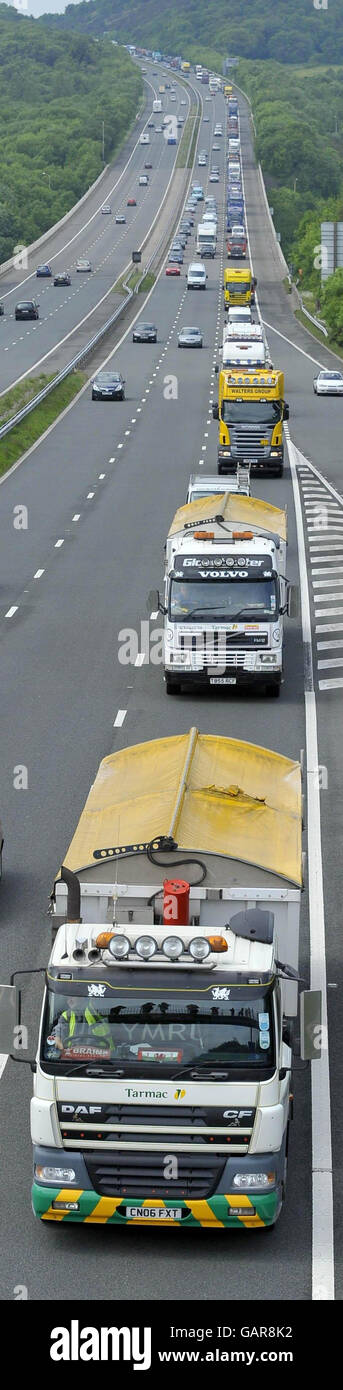 ALTERNATE CROP. Lorry drivers in a roadblock protest on fuel price increases on the M4 in Bridgend, Wales. Stock Photo