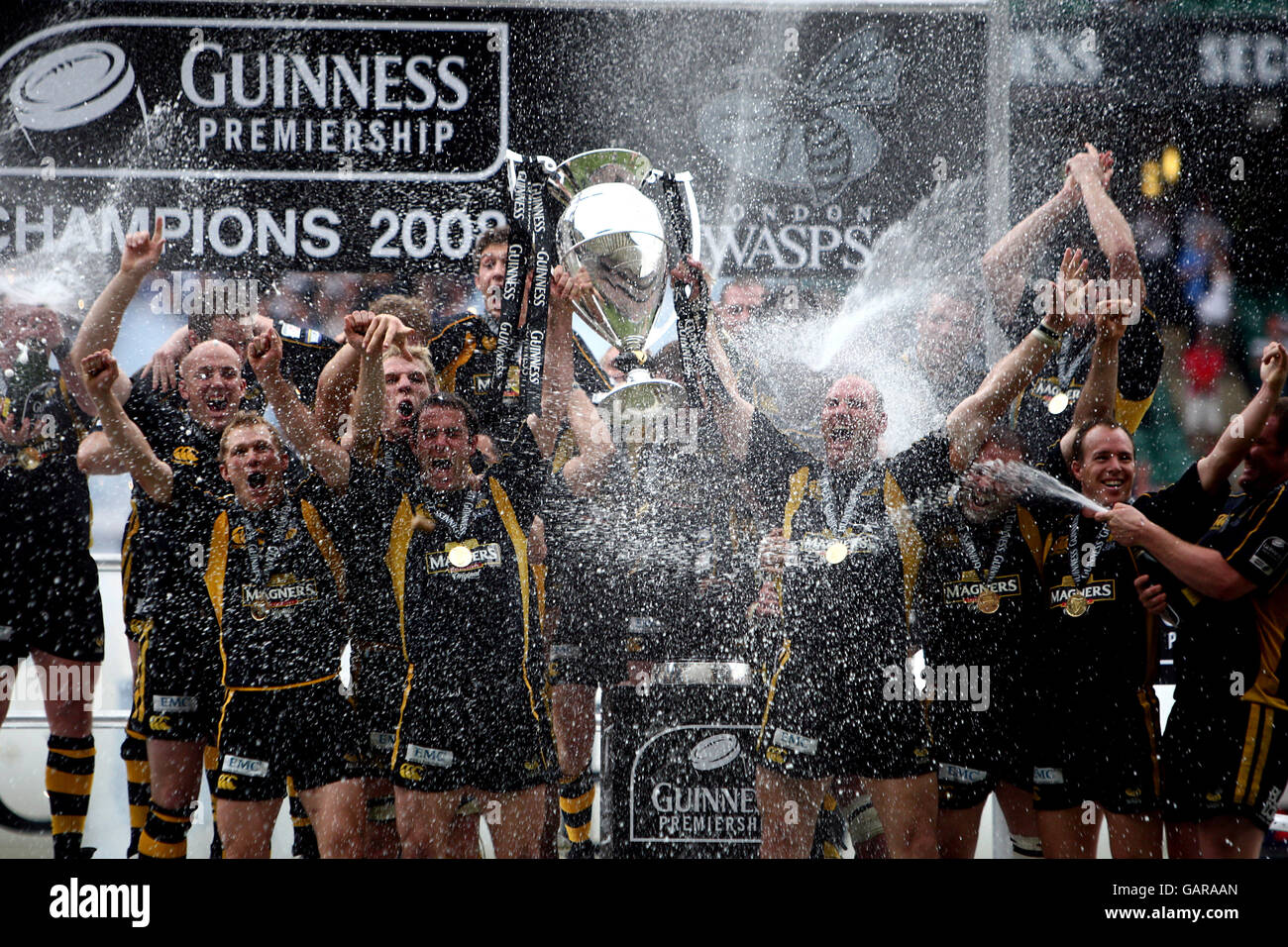 Rugby Union - Guinness Premiership Final - London Wasps v Leicester Tigers - Twickenham. London Wasps players celebrate with the trophy following the Guinness Premiership Final at Twickenham, London. Stock Photo