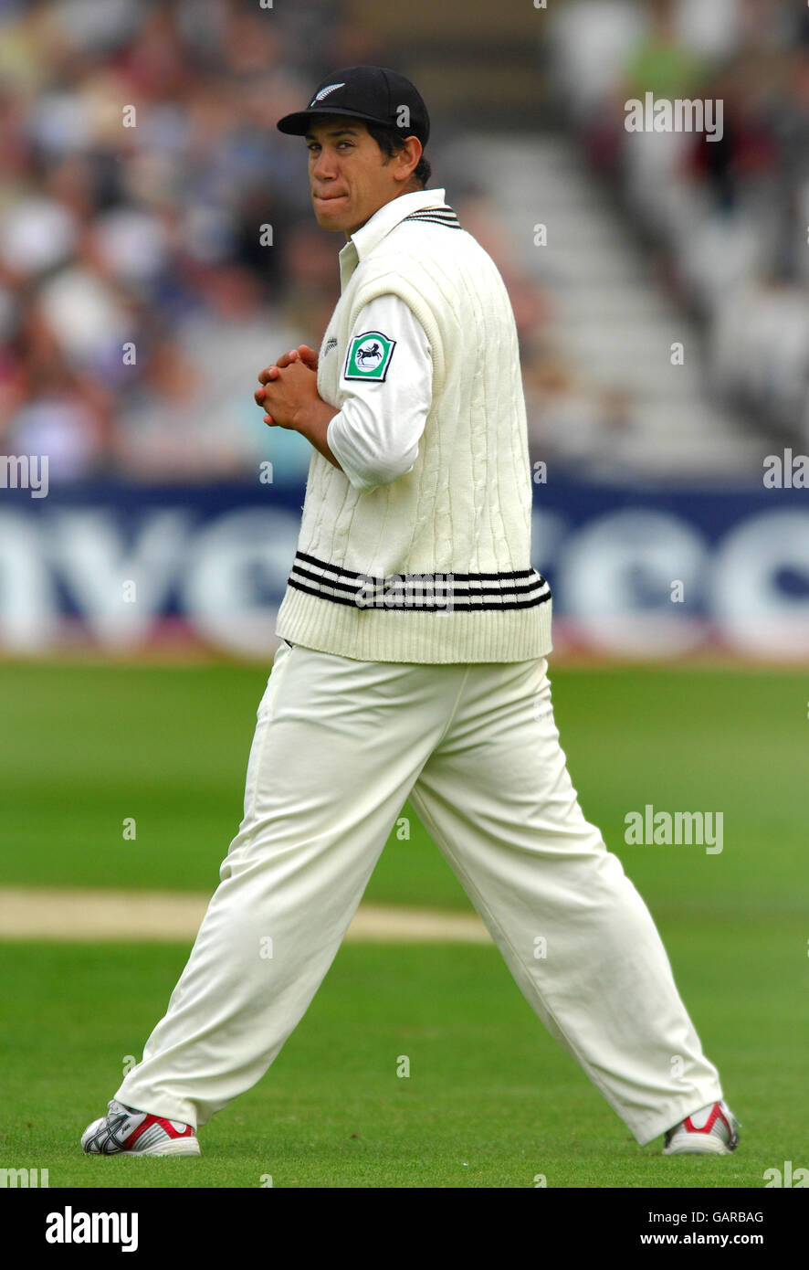 Where can I find the live score for England vs New Zealand Third Test?