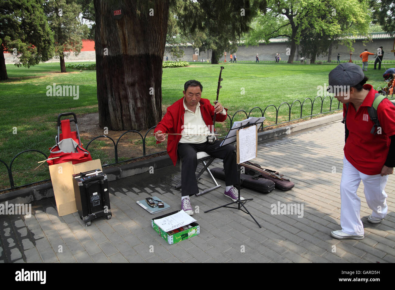 A street musician plays the Erhu, spike fiddle, southern fiddle or Chinese fiddle. a two stringed bowed musical instrument. Stock Photo