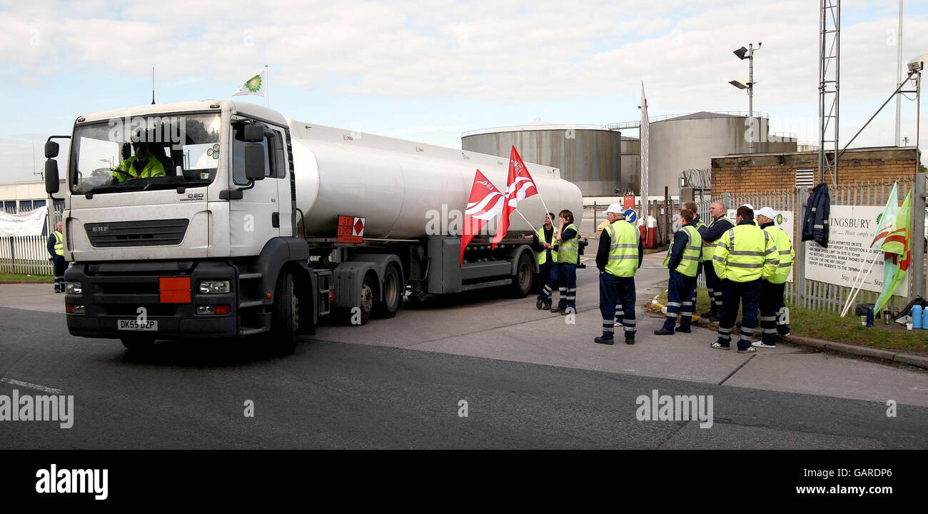 Picketers watch a tanker driver leave the Kingsbury fuel depot near Birmingham. Stock Photo