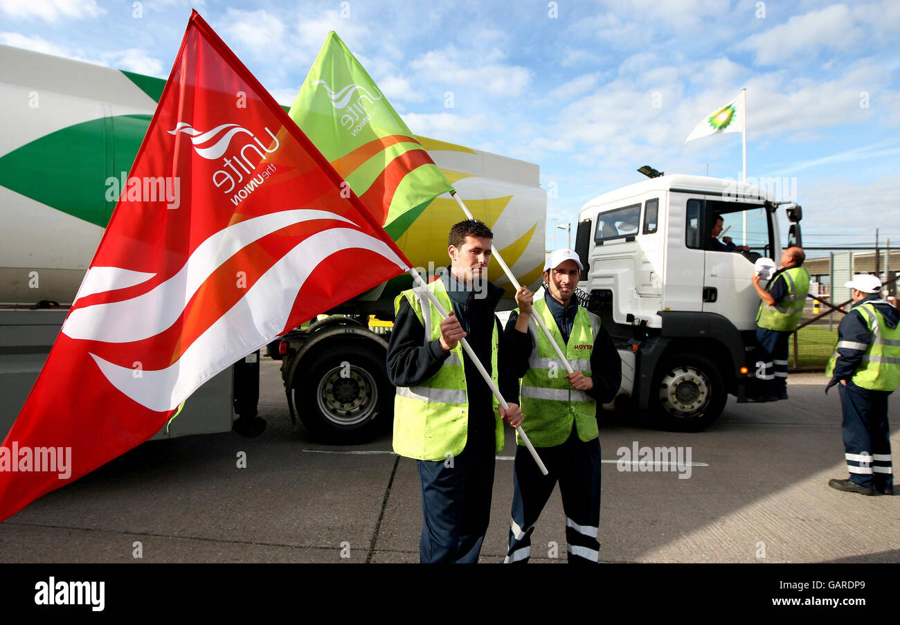Fuel strike. Picketers talk to tanker drivers as they leave the Kingsbury fuel depot near Birmingham. Stock Photo