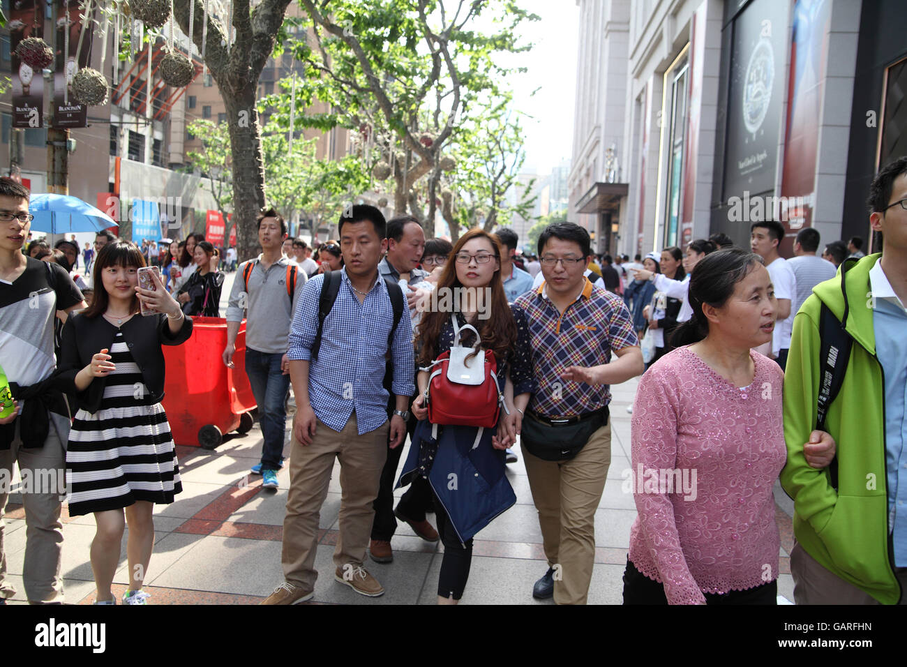 crowds-of-chinese-people-roam-along-the-fashionable-nanjing-street-GARFHN.jpg