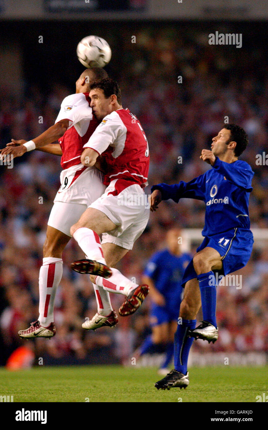 Soccer - FA Barclaycard Premiership - Arsenal v Manchester United. Arsenal's Gilberto Silva and Martin Keown collide as Manchester United's Ryan Giggs waits to pounce Stock Photo