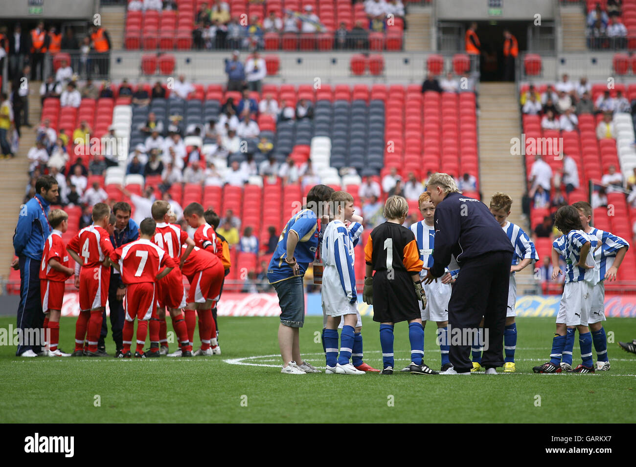 coaches-talk-to-the-teams-during-the-community-cup-match-stock-photo