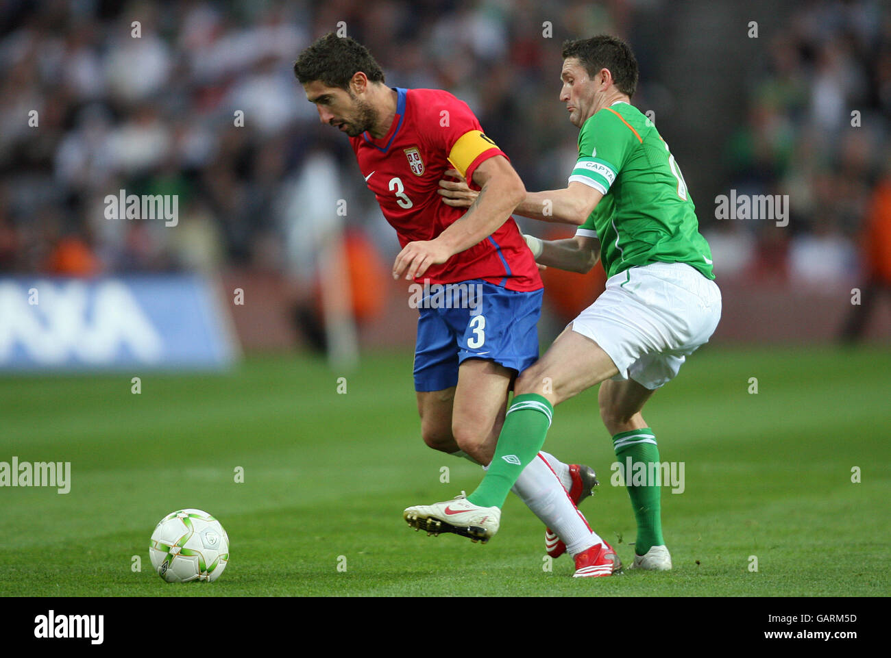 Republic of Ireland's Robbie Keane (right) and Serbia's Ivica Dragutinovic  battle for the ball Stock Photo - Alamy