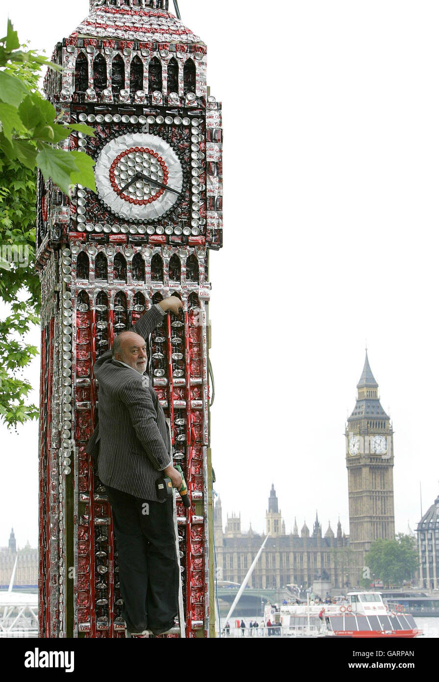 koud Vooruitgaan longontsteking A 6 meter high sculpture of Big Ben made from Coca-Cola cans by artist,  Robert Bradford (shown in picture), on London's South Bank Stock Photo -  Alamy