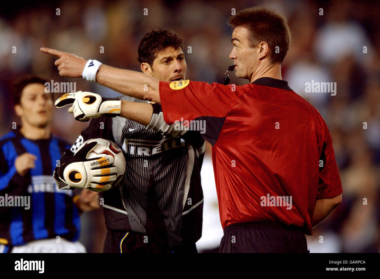 (L-R) Inter Milan goalkeeper Francesco Toldo argues with referee Kim Milton Nielson about his decision Stock Photo