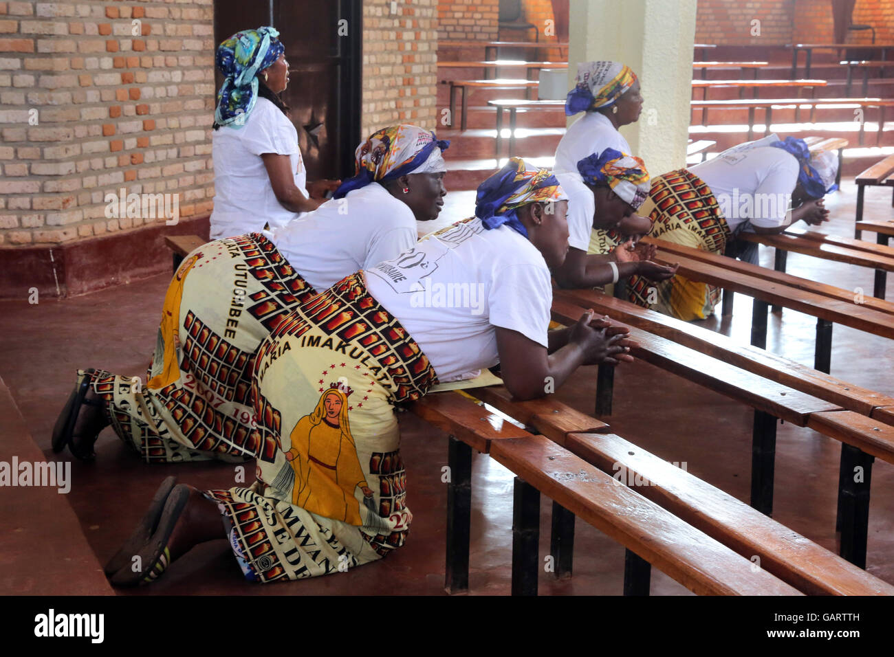 Pilgrims from Congo praying in the roman catholic church of Kibeho in Rwanda, Place of the apparition of the Virgin Mary. The sanctuary Kibeho is considered as 'Lourdes of Africa'. Stock Photo