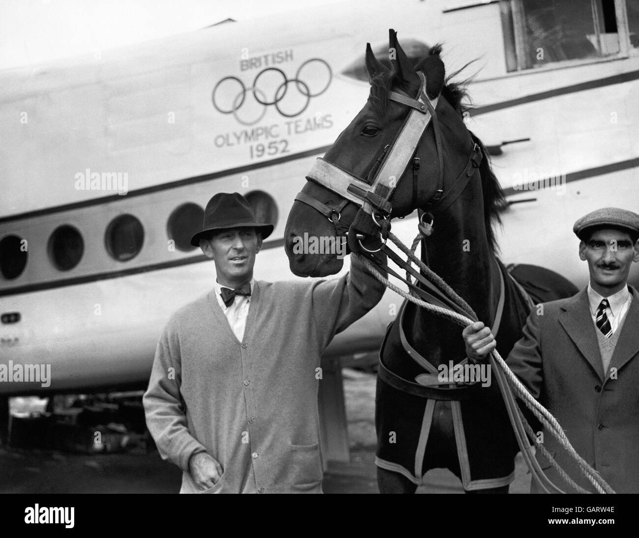Lieutenant-Colonel Henry Llewellyn with his horse Foxhunter, before boarding the Olympic plane for Helsinki. He won the Team Show Jumping gold medal. Stock Photo