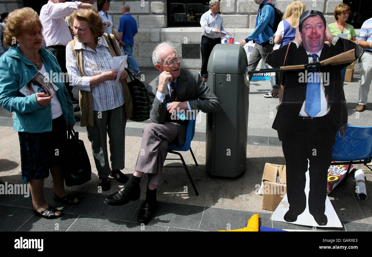 Pedestrians stop to view a mannequin of Taoiseach Brian Cowen displayed by protestors calling for a No vote on the Lisbon treaty referendum in Dublin city centre. Groups for and against the Lisbon Treaty enter the final day of campaigning today before Thursday's referendum. Stock Photo